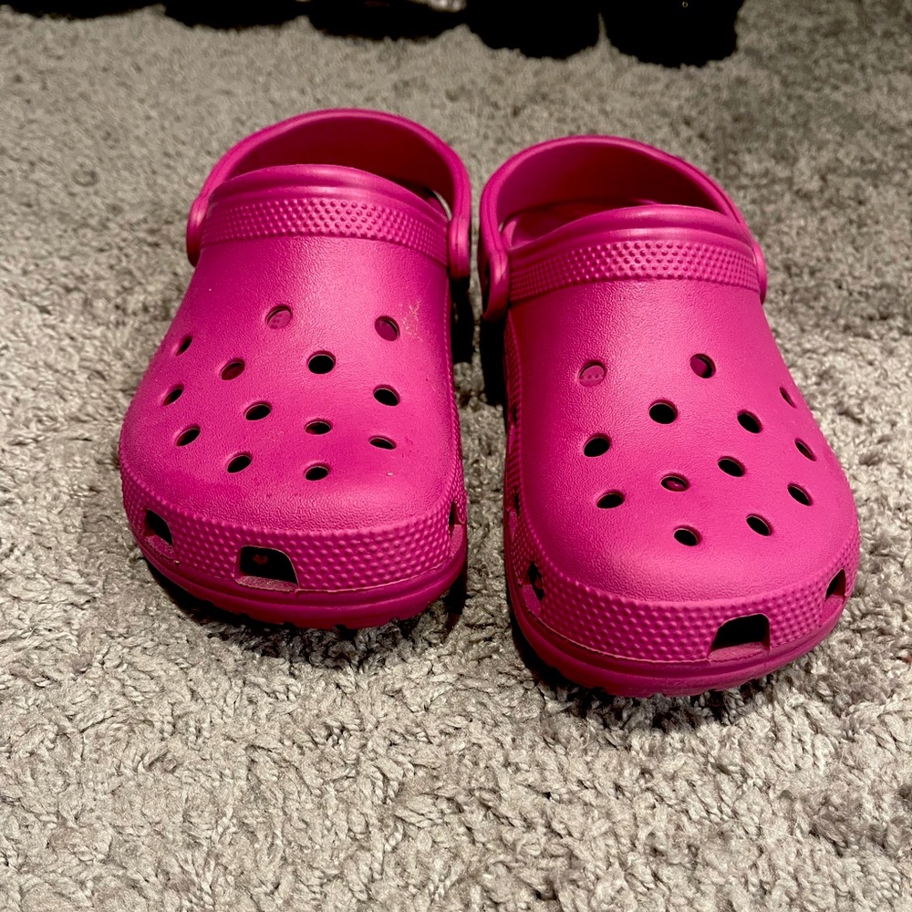 Crocs W6
Size 6
Hot pink